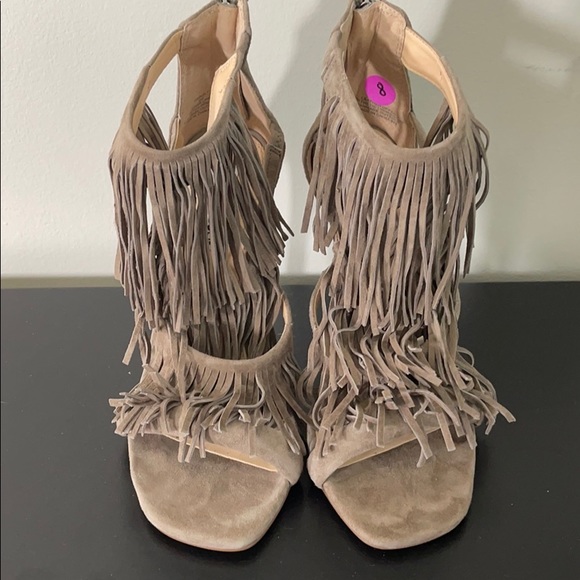 SOLD Steve Madden 3 tier fringe heel taupe sz 8 - Picture 3 of 9
